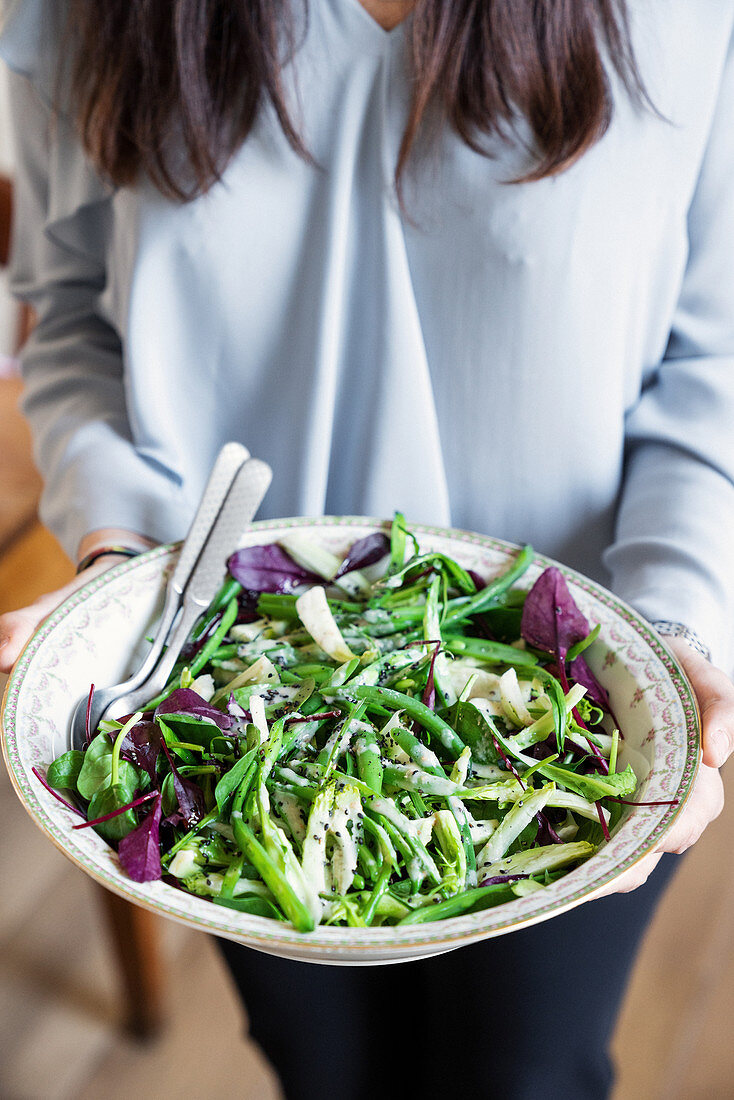 Gemüsesalat mit rohem und gekochtem Gemüse und Brotsauce