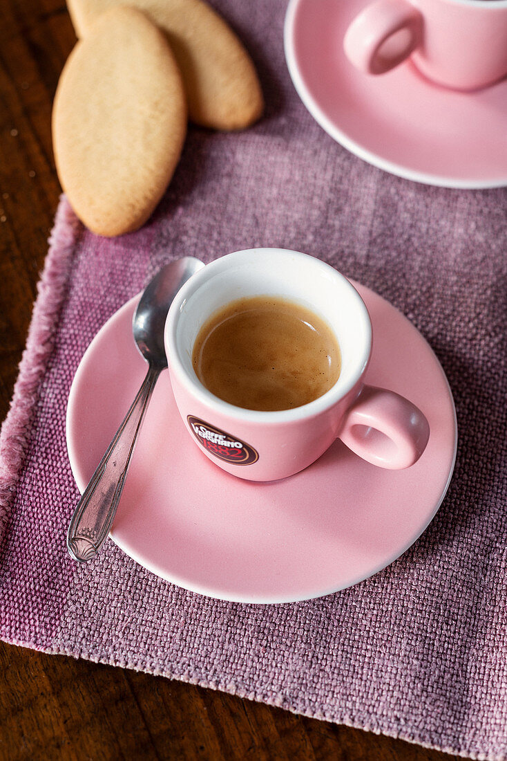 Heisser Espresso in rosa Espressotasse
