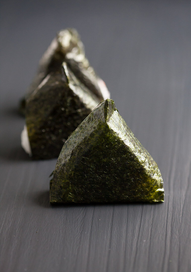 Onigiri gefüllt mit Thunfisch und Mayonaise (Japan)