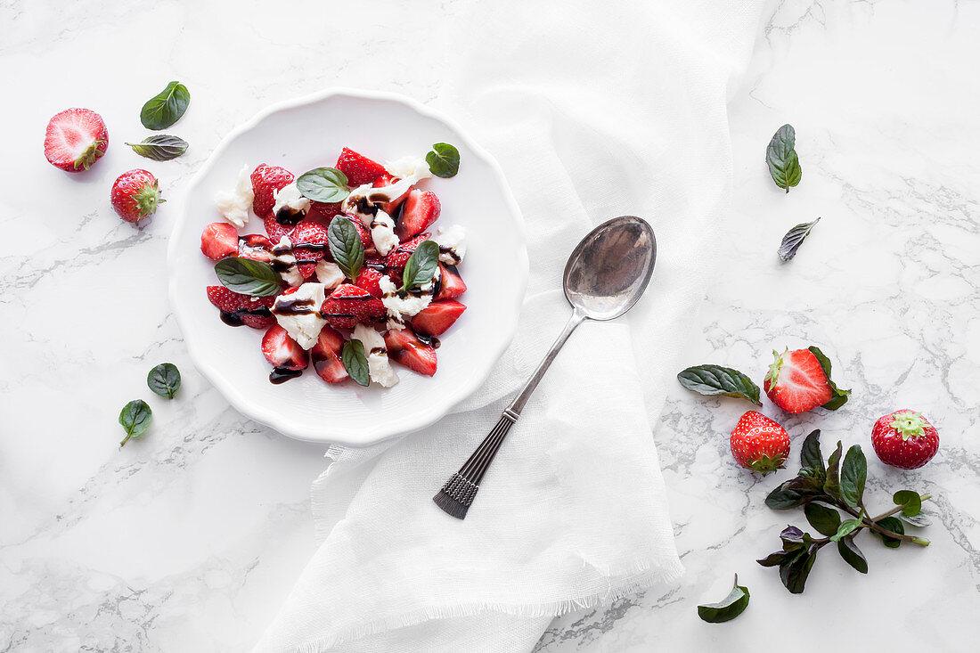 Strawberries with mozzarella, balsamico and mint