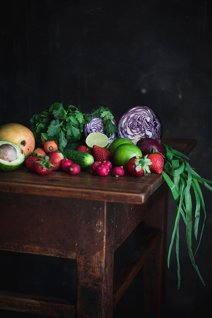 Stillleben mit Obst und Gemüse auf Holztisch
