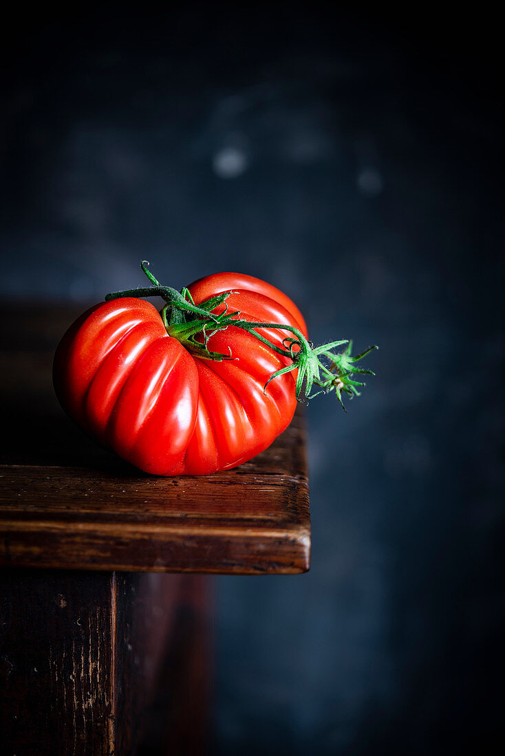 Tomate auf Holztisch