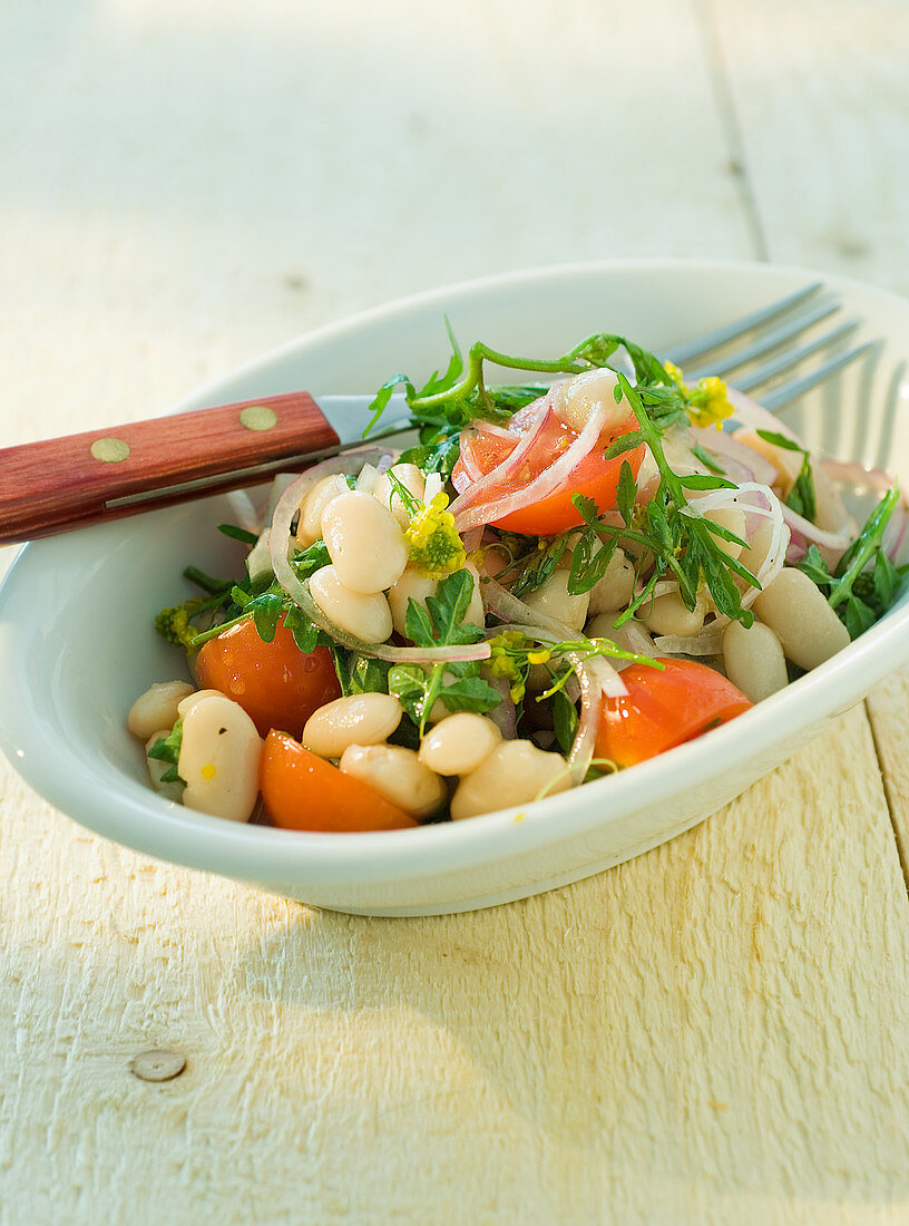 Bean salad with tomatoes and rocket