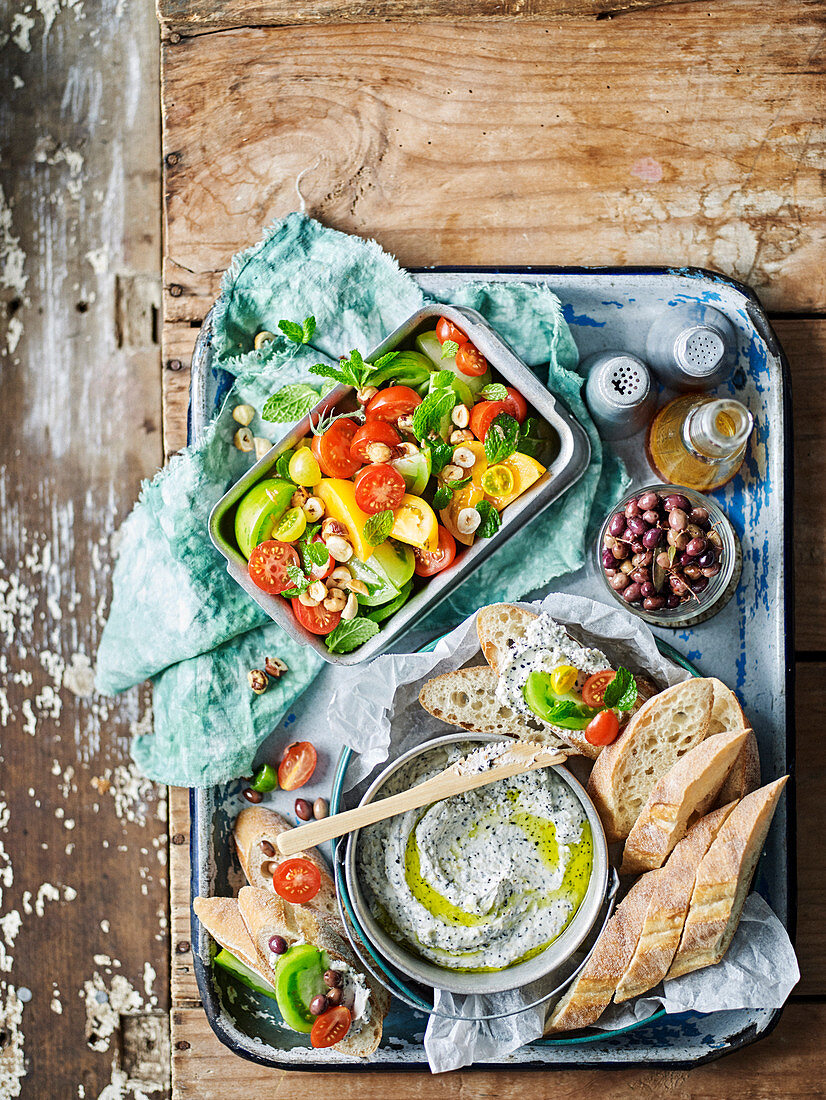 Ziegenkäseaufstrich mit Tomatensalat und Baguette