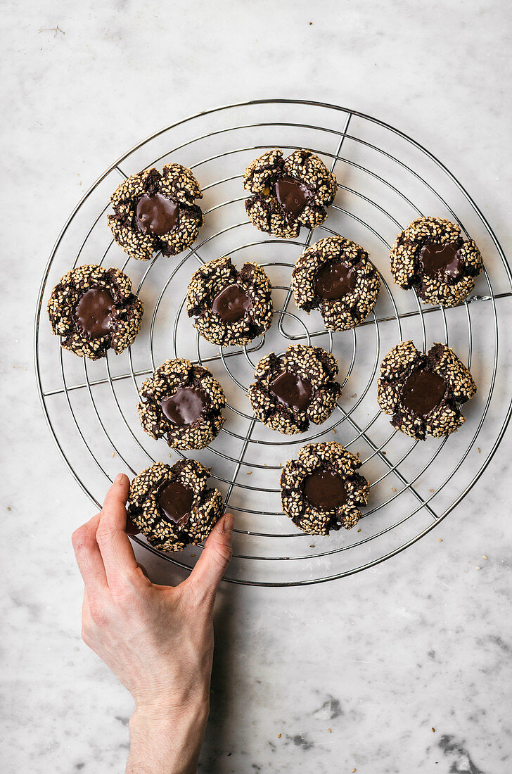 Mehllose Chocolate Thumbprint Cookies mit Tahini auf Abkühlgitter