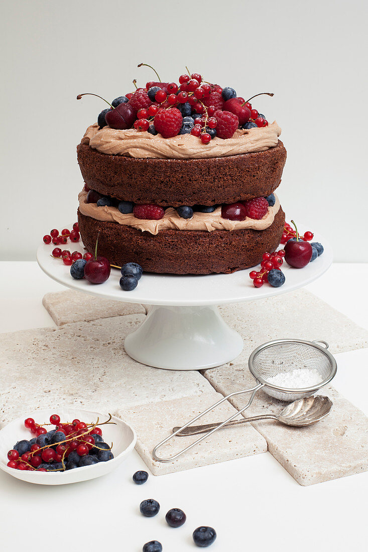 Schoko-Schichttorte mit Schokoladenfrosting und frischen Beeren