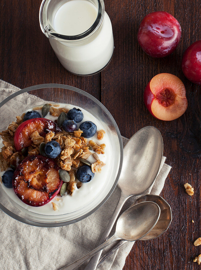 Granola-Müsli mit Joghurt, gegrillten Pflaumen und Blaubeeren