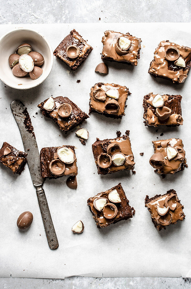 Brownies verziert mit Schokoldeneiern (Ostern)