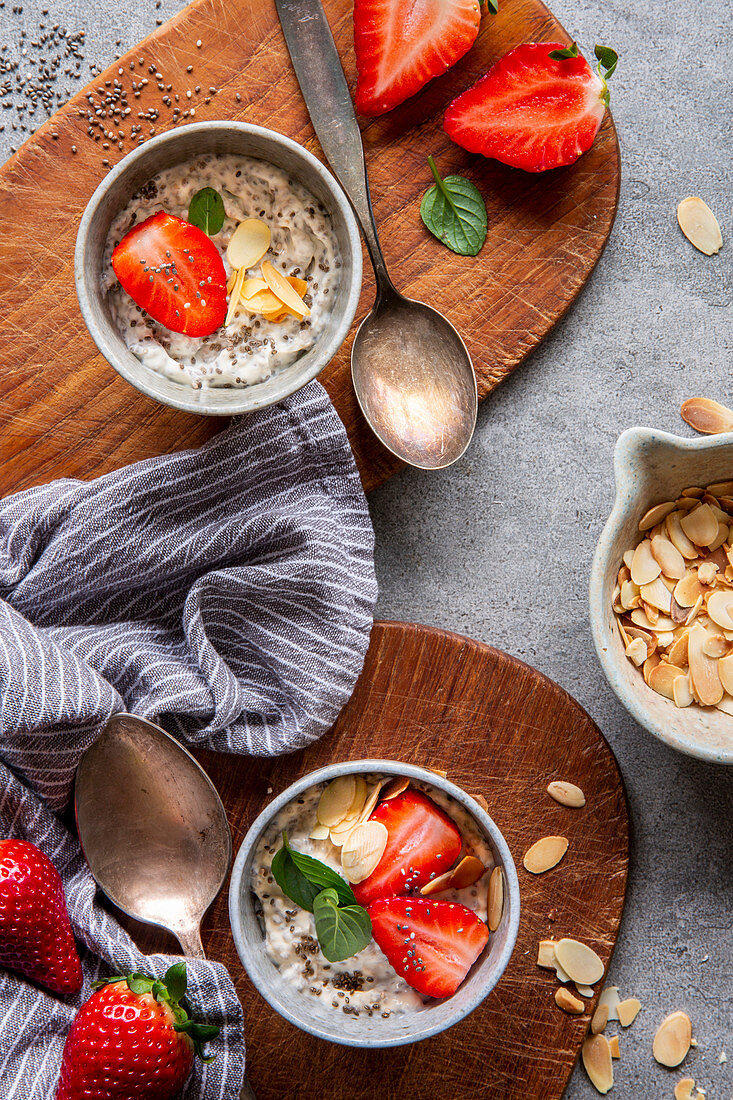 Chiapudding mit Erdbeeren und Mandeln