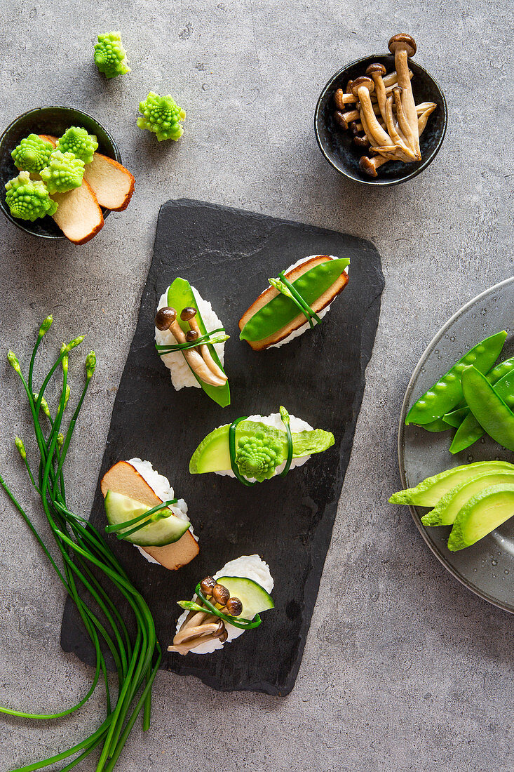 Vegane Nigiri-Sushi mit Räuchertofu, Pilzen und Gemüse