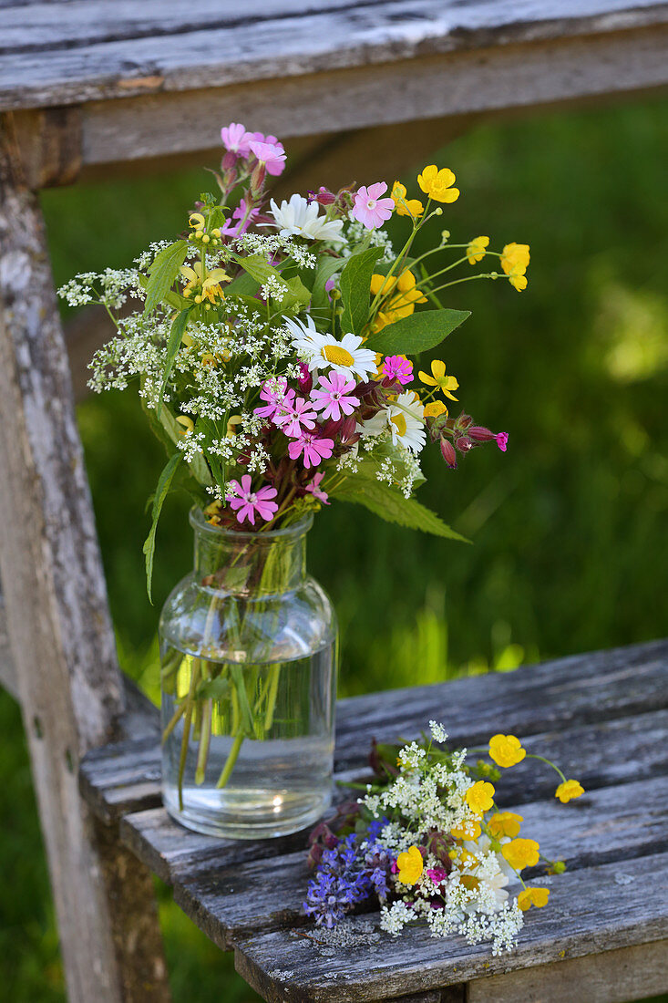 Sommerlicher Wiesenblumenstrauß mit Lichtnelken, Hahnenfuß, Giersch und Margeriten