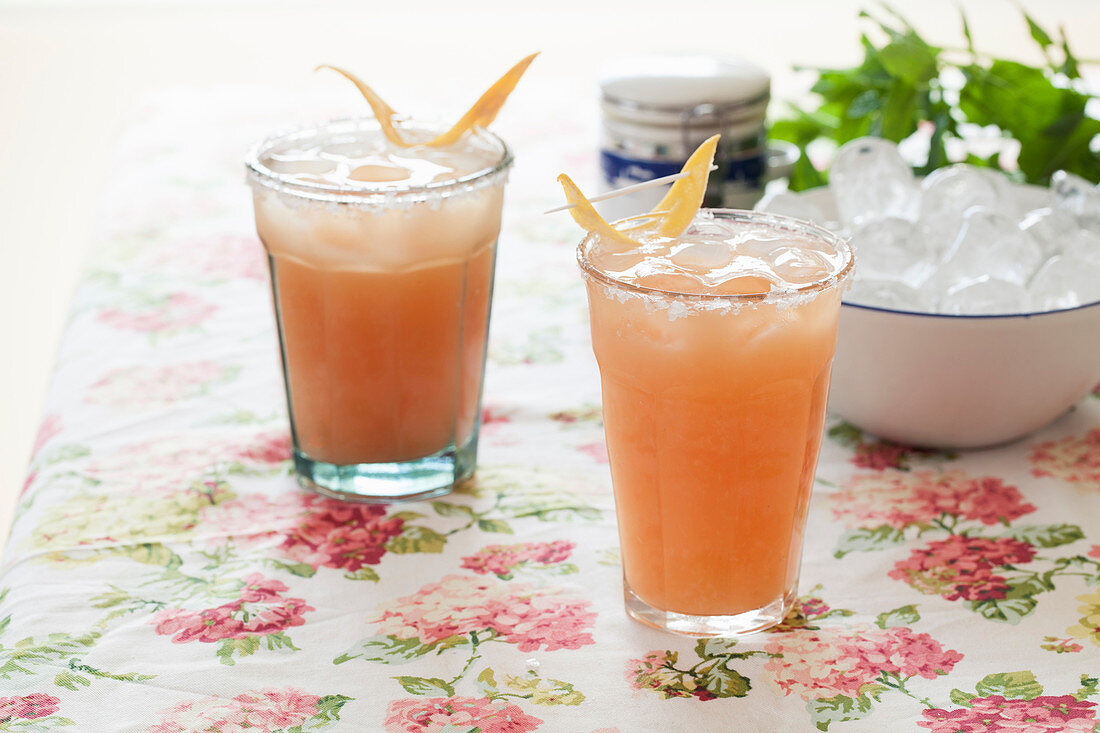 Zwei Grapefruit-Margaritas mit Eiswürfeln