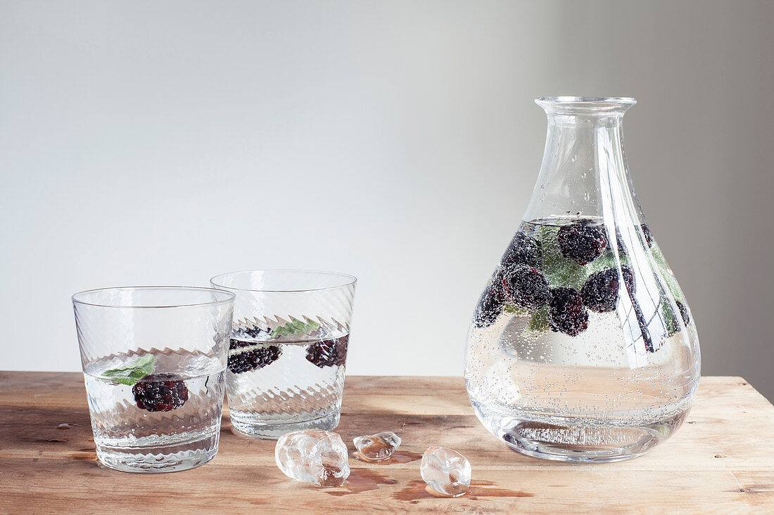 Flavoured Water aromatisiert mit Brombeeren und Salbei