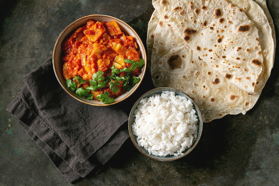 Veganes Jackfrucht-Curry mit Reis und Fladenbrot (Asien)