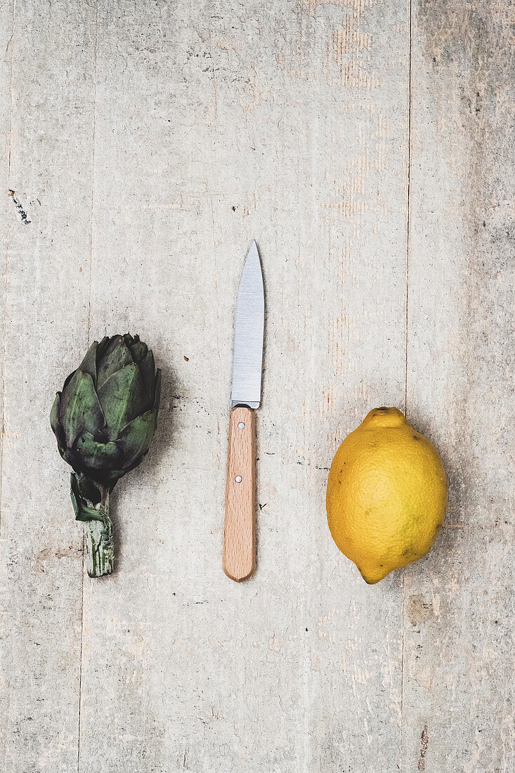 Frische Zitrone, Artischocke und Messer