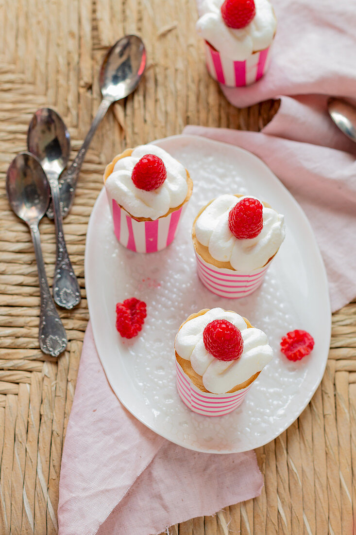 Angel-Food-Cupcakes mit Himbeeren