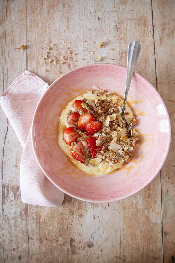 Joghurt mit Erdbeeren und Granola
