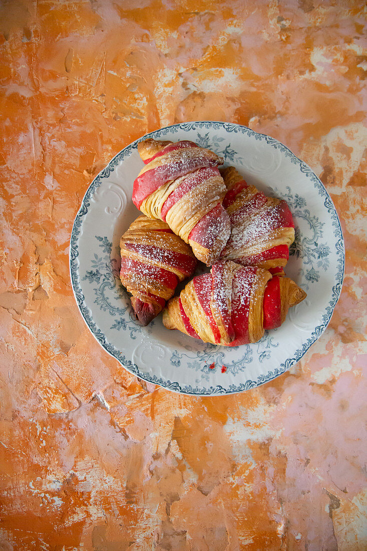 Zweifarbige Croissants mit Puderzucker