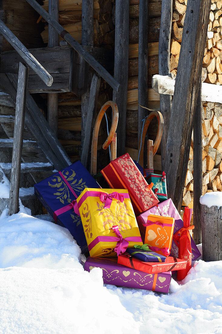 Geschenkpäckchen in farbenfrohem Papier mit Schablonenmustern dekoriert