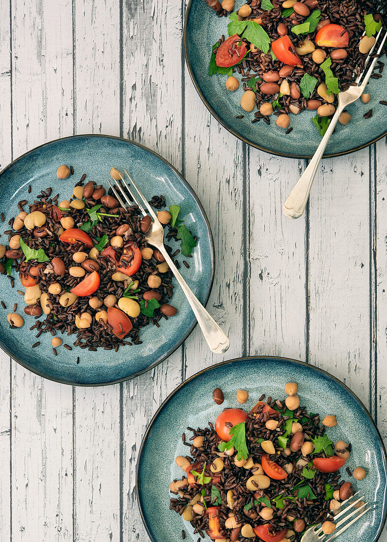 Reissalat mit schwarzem Reis, Bohnen, Kichererbsen und Kirschtomaten