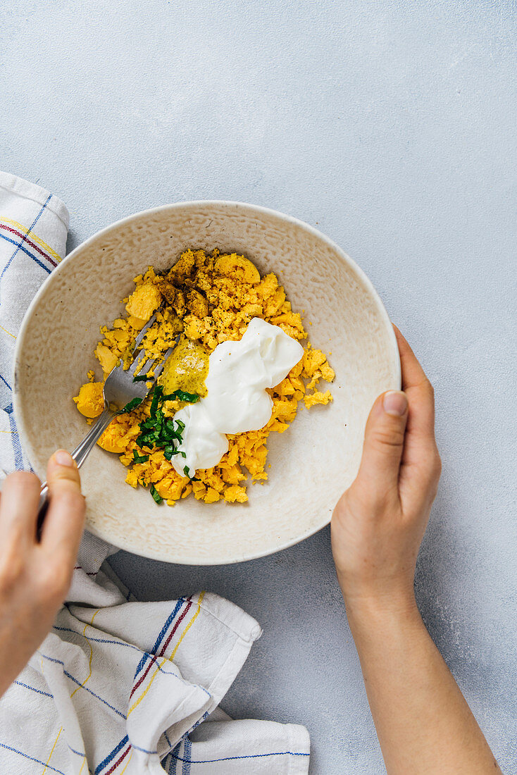 Füllung für Deviled Eggs zubereiten