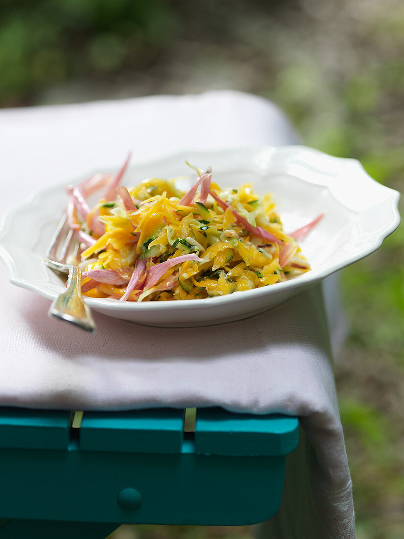 Kürbis-Zucchini-Salat mit Dahlien
