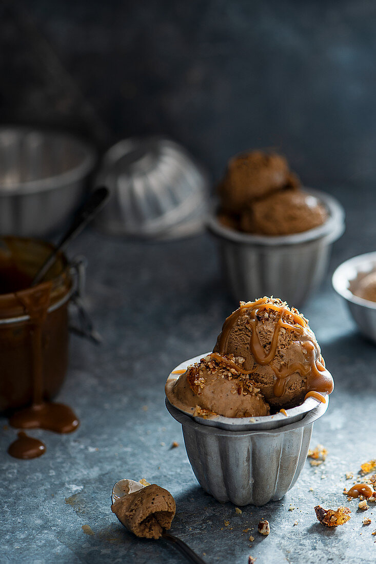 Kaffeeeis mit Toffeesauce und Pekannusskrokant