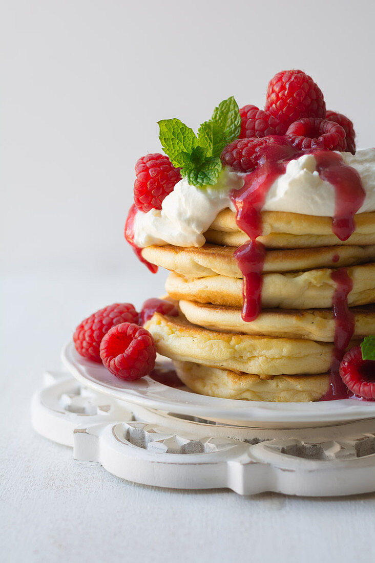 Pancakes with mascarpone and raspberries