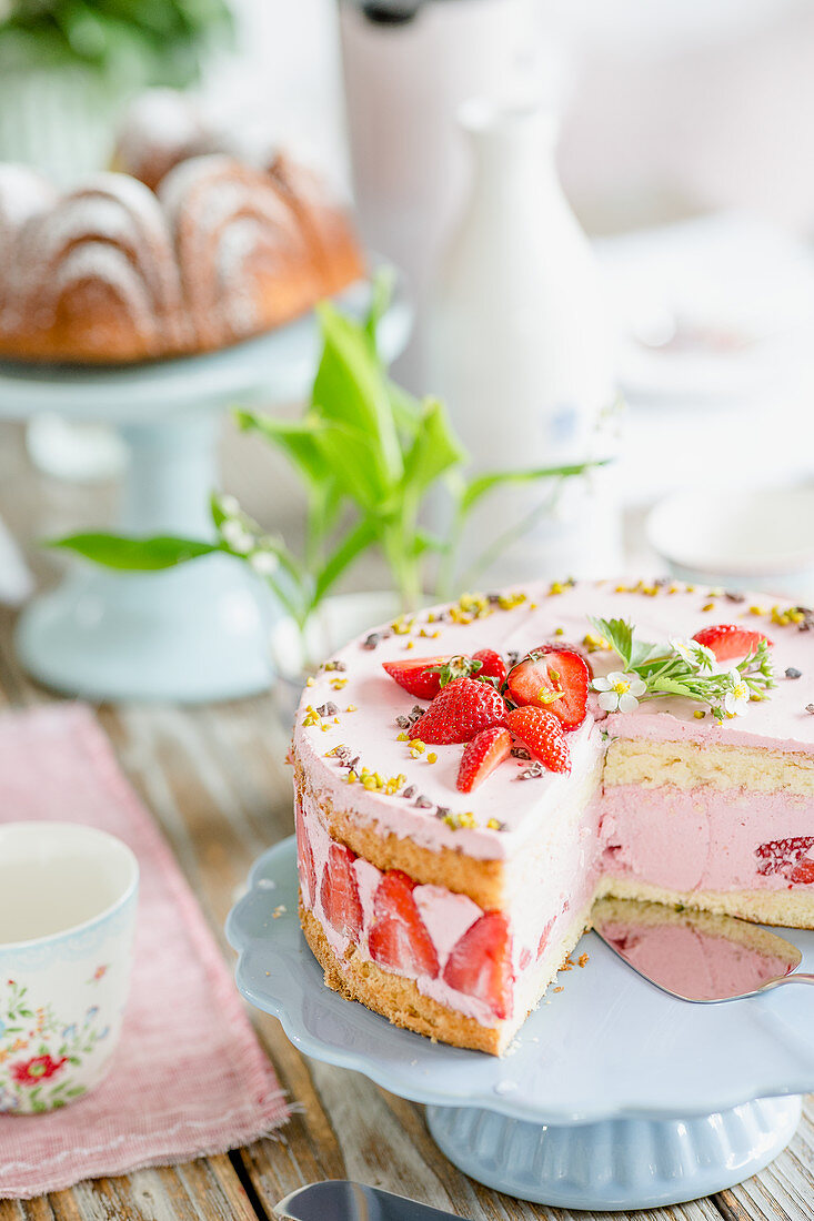 Strawberry cake for Sunday coffee time