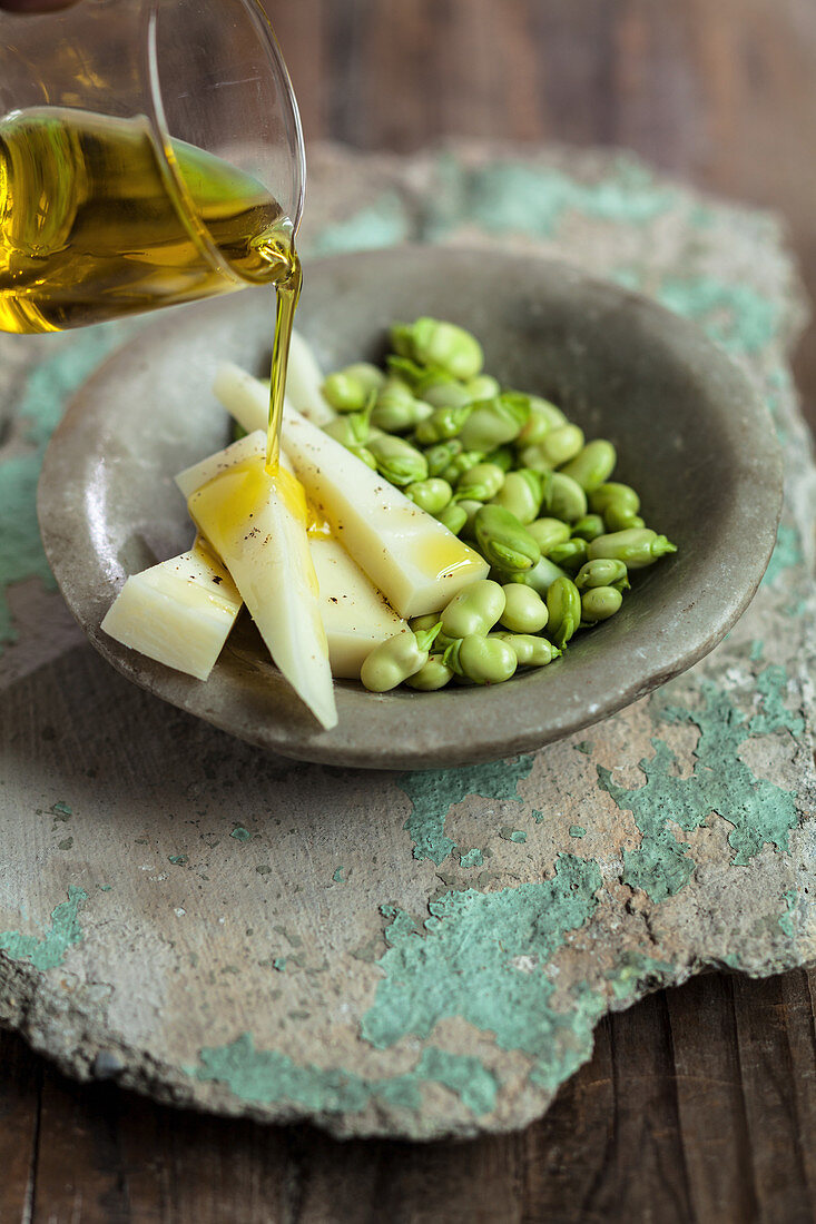 Dicke Bohnen und Pecorino mit Olivenöl begiessen