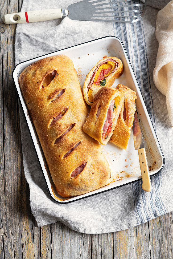 Pizzarolle mit Kochschinken-Gemüse-Füllung