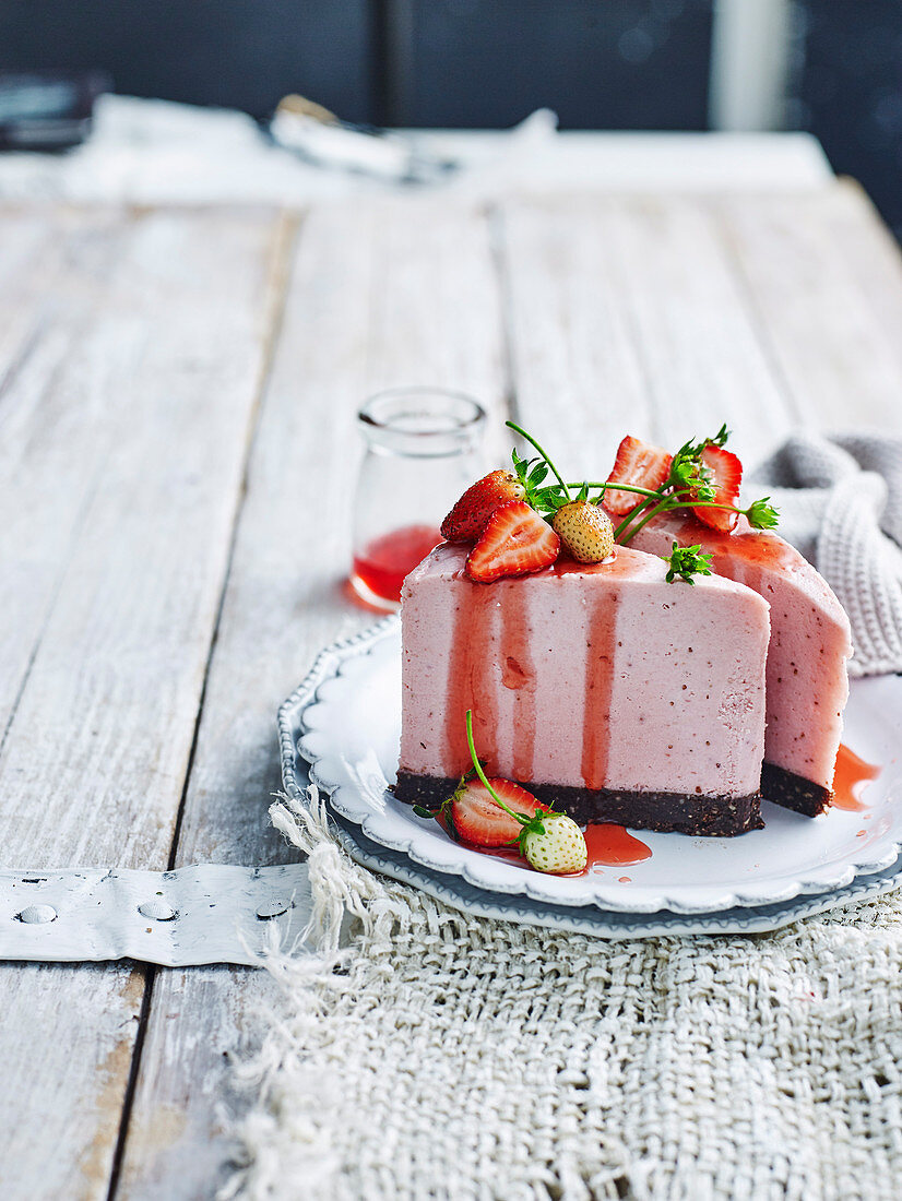 Veganer Erdbeer-Cheesecake mit Brownieboden