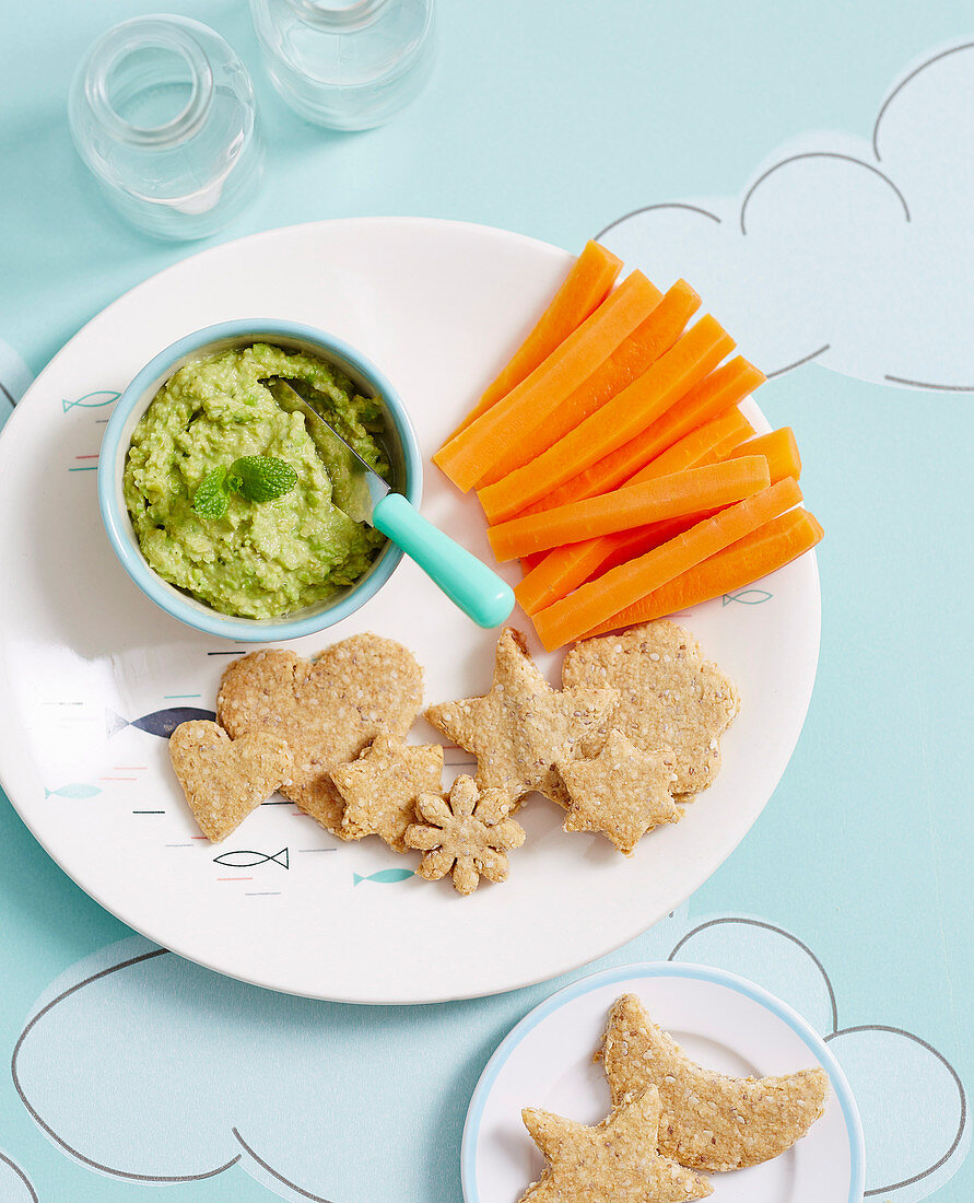 Erbsendip mit Möhrensticks und Quinoa Crackers für Babies (9-12 Monate)
