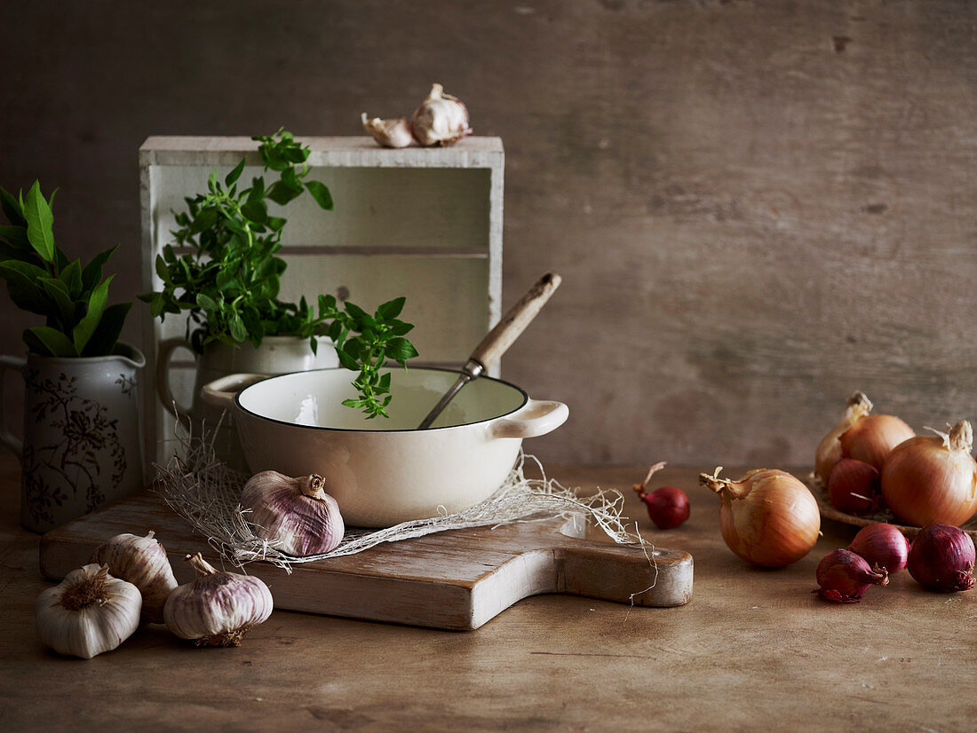 Stilleben mit Knoblauch und verschiedenen Zwiebelsorten