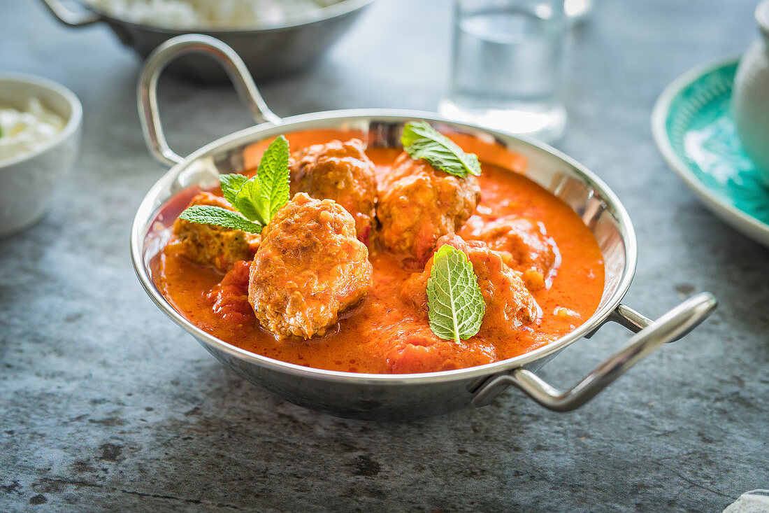 Tomatencurry mit Koftas, Kokosmilch und frischer Minze