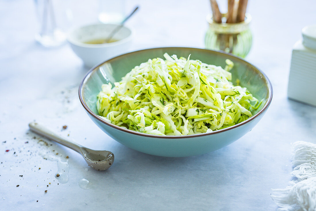 Polnischer Frühlingssalat mit Kohl und Dill