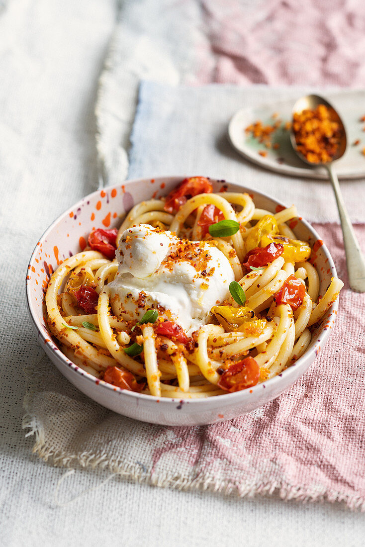 Maccheroni al ferretto mit karamellisierten Kirschtomaten, Burrata und scharfen Bröseln