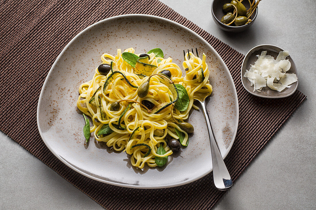 Linguine mit Oliven und Kapern