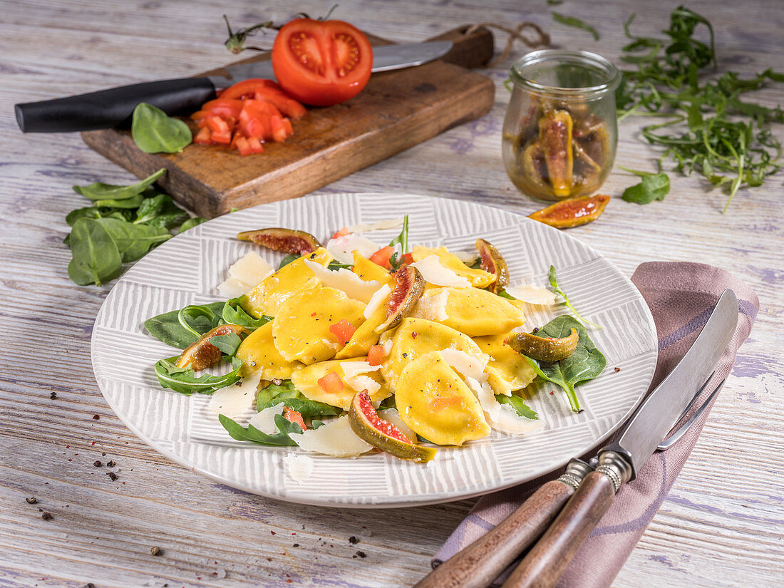 Ravioli mit Tomaten-Spinat-Füllung, Feigen und Parmesan