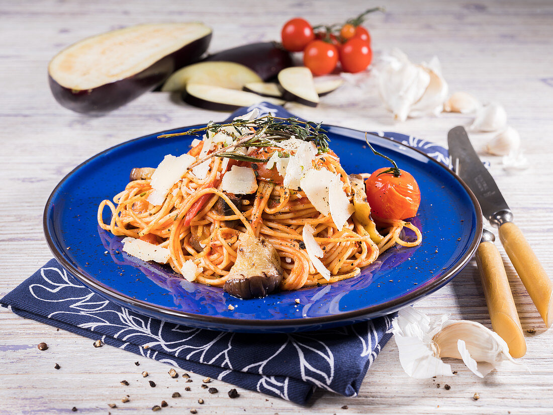 Spaghetti Siciliana mit Aubergine, Kirschtomate, Parmesan, Thymian, Rosmarin und Knoblauch