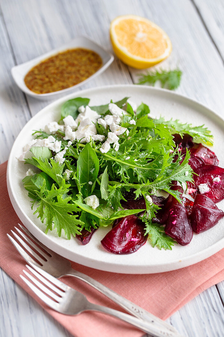 Blattsalat mit gebratenen roten Rüben, Mizuna und Feta