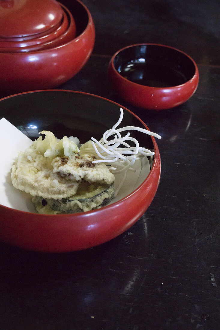 Verschiedene japanische Tempura: Nesu (Aubergine), Hasu (Lotus), Satsumaimo (Süsskartoffel) und frittierte Pilze