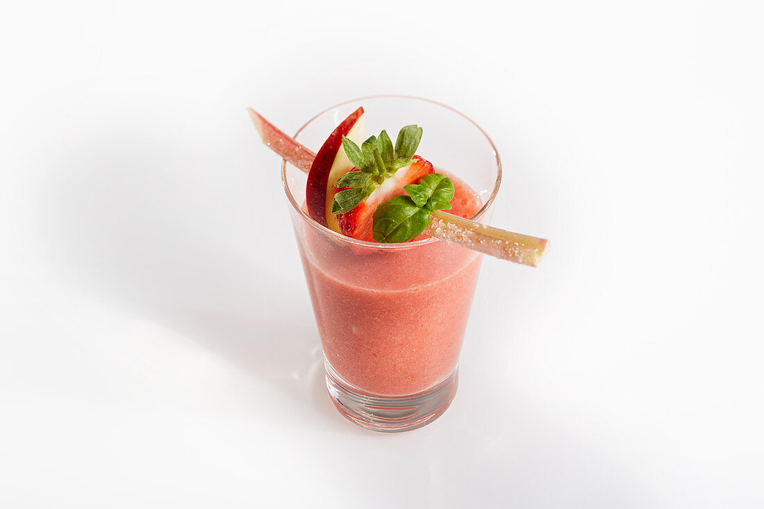 Rhabarber-Erdbeer-Smoothie mit Basilikum und Apfelscheiben