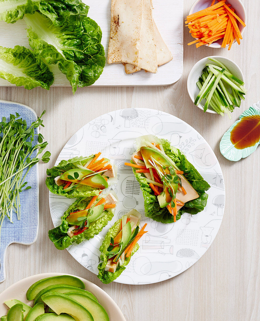 Baby-Romana Blätter gefüllt mit Tofu und Gemüse
