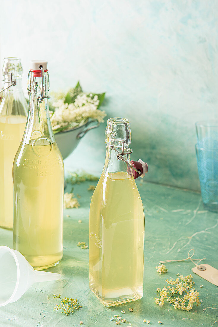 Hausgemachter Holunderblütensirup mit frischen Holunderblüten