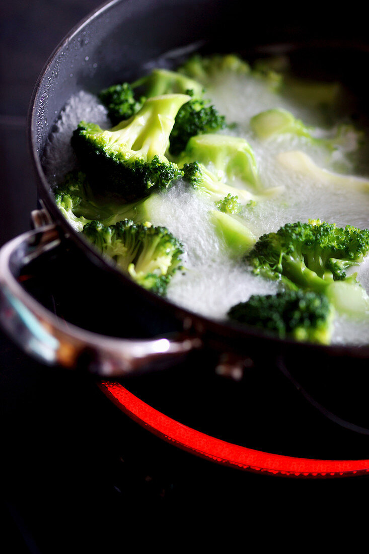 Cooking broccoli