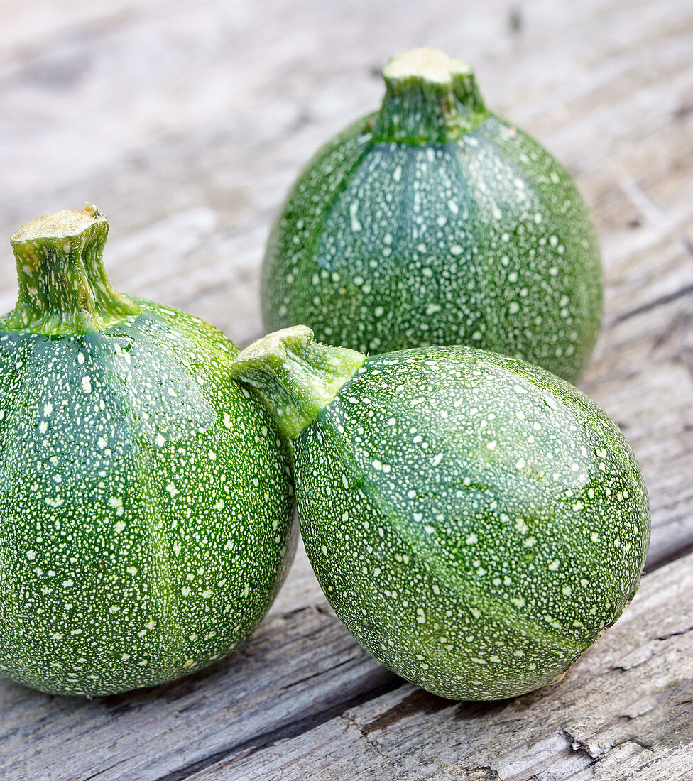 Runde Zucchini auf Holzuntergrund