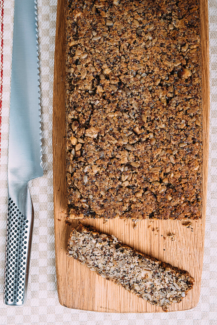 Glutenfreies Haferbrot mit Samen und Haselnüssen