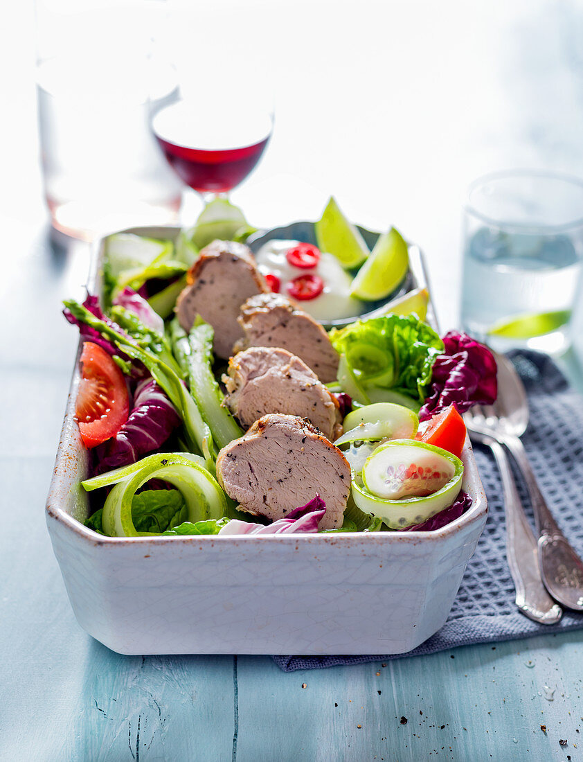 Sommersalat mit gegrilltem Schweinefilet