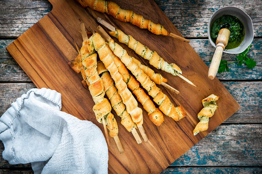 Gegrillte mediterrane Knoblauch-Brotsticks